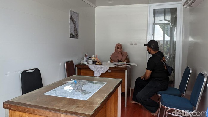 Kantor kelurahan di Makassar numpang di kontainer. Kantor kelurahan di Makassar numpang di kontainer.
