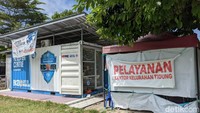 Foto: Kontainer yang jadi kantor sementara Kelurahan Tidung di Lapangan Delta, Jalan Pengayoman Makassar. (Nurul Itiqamah/detikSulsel)