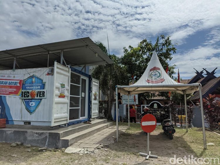 Potret Aktivitas Kantor Kelurahan di Makassar yang Numpang di Kontainer