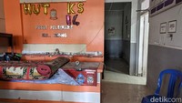 Foto: Ruang kantor Kelurahan Tidung di Jalan Mapala Makassar yang tidak lagi ditempati karena rusak tak terurus. (Nurul Itiqamah/detikSulsel)