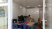 Foto: Sejumlah pegawai melaksanakan aktivitas perkantoran Kelurahan Tidung di dalam kontainer. (Nurul Itiqamah/detikSulsel)