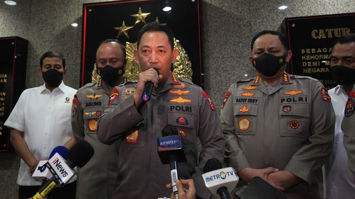 Kapolri Jenderal Listyo Sigit Prabowo (tengah), didampingi Wakapolri Komjen Pol Gatot Eddy Pramono (kanan), Irwasum Polri Komjen Pol Agung Budi Maryoto (kedua kiri) memberikan keterangan pers terkait insiden baku tembak sesama polisi di Mabes Polri, Jakarta. Selasa (12/7/2022). Kapolri menyatakan telah membentuk tim untuk mengungkap kasus penembakan sesama polisi yang terjadi pada Jumat, 8 Juli 2022 di rumah Kadiv Propam Polri Irjen Pol Ferdy Sambo dan menjamin pengusutan akan dilakukan secara transparan. ANTARA FOTO/Reno Esnir/aww. *** Local Caption ***