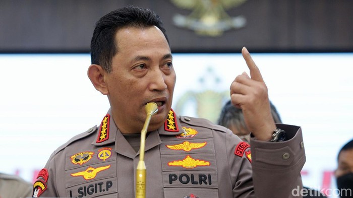 Kapolri Jenderal Listyo Sigit Prabowo mengumumkan penanganan terbaru kasus tewasnya Brigadir J di Mabes Polri, Jakarta, Selasa (9/8/2022). Eks Kadiv Propam Polri Irjen Ferdy Sambo ditetapkan sebagai tersangka.