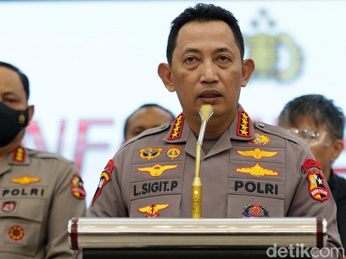 Kapolri Jenderal Listyo Sigit Prabowo mengumumkan penanganan terbaru kasus tewasnya Brigadir J di Mabes Polri, Jakarta, Selasa (9/8/2022). Eks Kadiv Propam Polri Irjen Ferdy Sambo ditetapkan sebagai tersangka.