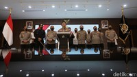 Kapolri Jenderal Listyo Sigit Prabowo mengatakan Irjen Ferdy Sambo menggunakan senjata Brigadir Nofriansyah Yoshua Hutabarat atau Brigadir J guna menembak dinding untuk merekayasa pembunuhan.