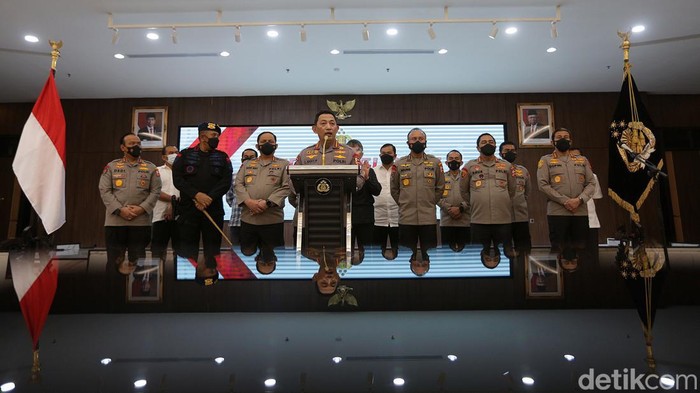 Kapolri Tetapkan Ferdy Sambo Tersangka Pembunuhan Brigadir J Kapolri Jenderal Listyo Sigit Prabowo mengumumkan penanganan terbaru kasus tewasnya Brigadir J di Mabes Polri, Jakarta, Selasa (9/8/2022). Eks Kadiv Propam Polri Irjen Ferdy Sambo ditetapkan sebagai tersangka.