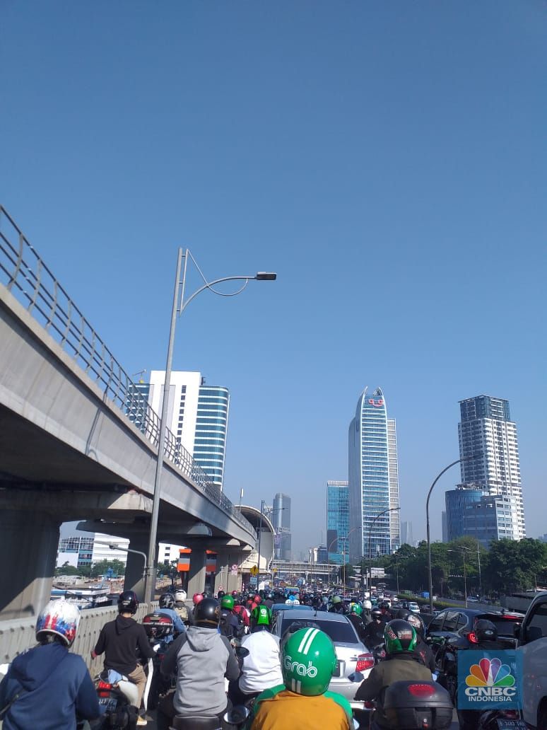 Senin, 8 Agustus 2022. Kemacetan di sepanjang ruas jalan tol dan nontol dari Cawang menuju Mampang, Jakarta