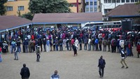 Sejumlah warga berbaris untuk memberikan suara di Sekolah Dasar Moi avenue di Nairobi, Kenya, Selasa (9/8/2022). (Khalil Senosi/AP Photo)