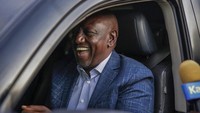 William Ruto bergegas pergi menggunakan mobilnya dari tempat pemilu tersebut. Terlihat ekspresinya yang begitu senang. (Brian Inganga/AP Photo)