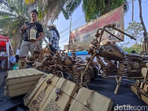 Keren Euy, Erick Sulap Limbah Batok Kelapa Jadi Aneka Kerajinan Unik
