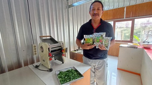 I Wayan Sumerta Dana Arta alias Wayan Mokoh (51) saat menunjukkan produk Mie Kelor Gud.