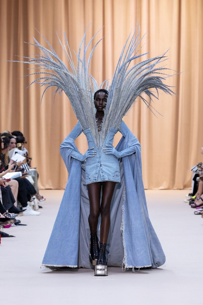 Jean Paul Gaultier menampilkan gaun unik untuk koleksi Couture 2022 dalam fashion show di Paris, Prancis, 6 Juli 2022. Foto: Peter White/Getty Images.