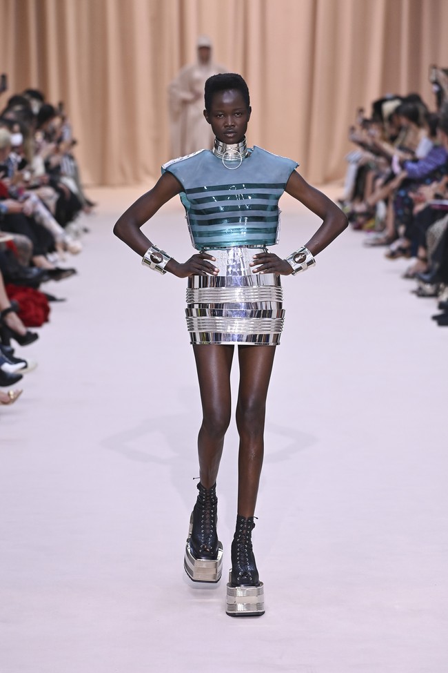 Jean Paul Gaultier menampilkan gaun unik untuk koleksi Couture 2022 dalam fashion show di Paris, Prancis, 6 Juli 2022. Foto: Pascal Le Segretain/Getty Images