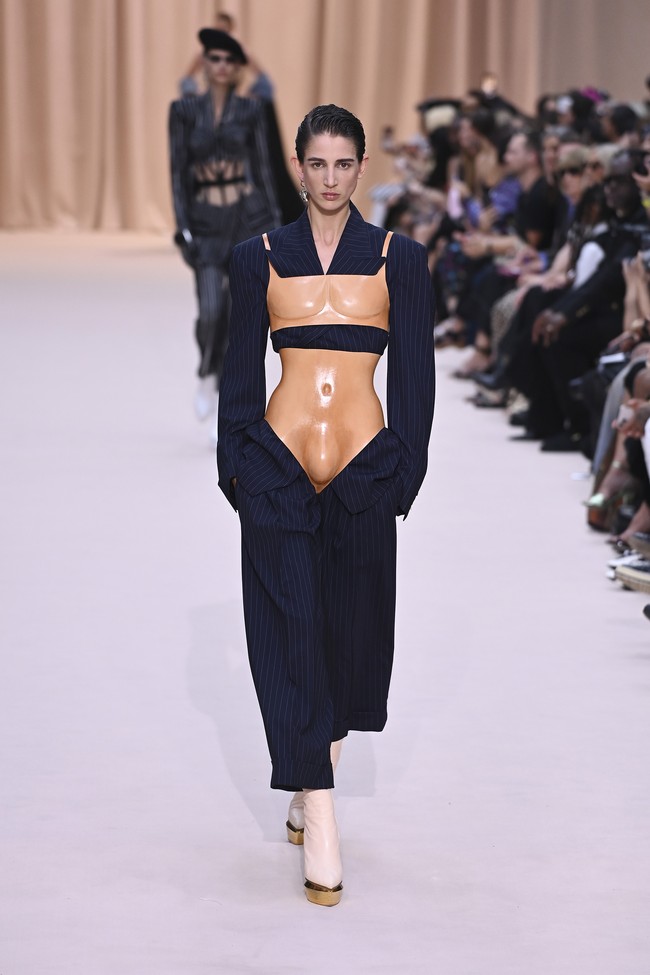 Jean Paul Gaultier menampilkan gaun unik untuk koleksi Couture 2022 dalam fashion show di Paris, Prancis, 6 Juli 2022. Foto: Pascal Le Segretain/Getty Images