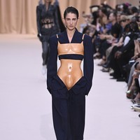 Jean Paul Gaultier menampilkan gaun unik untuk koleksi Couture 2022 dalam fashion show di Paris, Prancis, 6 Juli 2022. Foto: Pascal Le Segretain/Getty Images