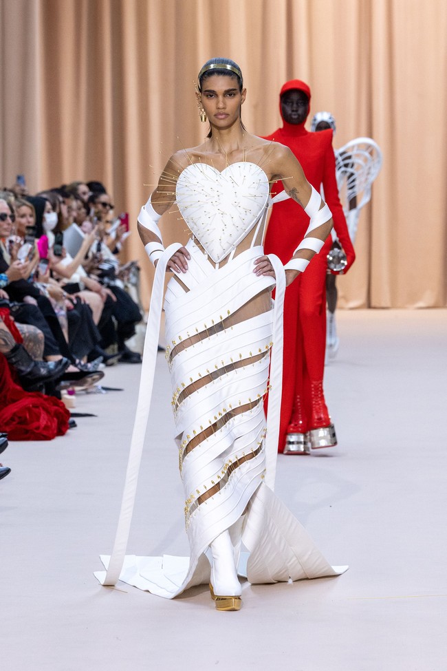 Jean Paul Gaultier menampilkan gaun unik untuk koleksi Couture 2022 dalam fashion show di Paris, Prancis, 6 Juli 2022. Foto: Peter White/Getty Images.