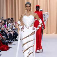 Jean Paul Gaultier menampilkan gaun unik untuk koleksi Couture 2022 dalam fashion show di Paris, Prancis, 6 Juli 2022. Foto: Peter White/Getty Images.