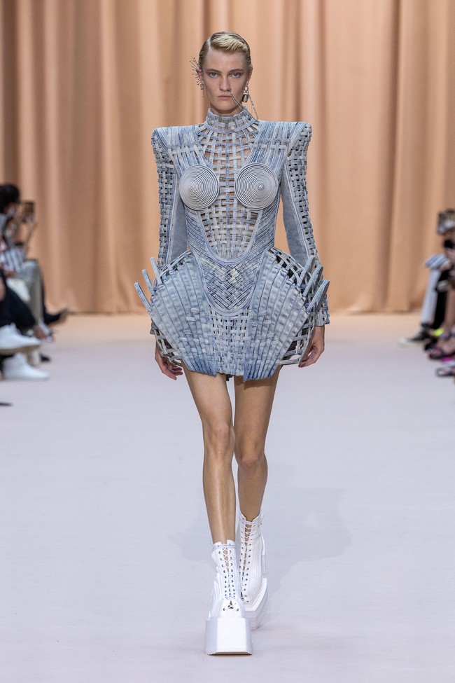 Jean Paul Gaultier menampilkan gaun unik untuk koleksi Couture 2022 dalam fashion show di Paris, Prancis, 6 Juli 2022. Foto: Peter White/Getty Images.