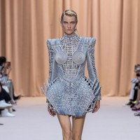 Jean Paul Gaultier menampilkan gaun unik untuk koleksi Couture 2022 dalam fashion show di Paris, Prancis, 6 Juli 2022. Foto: Peter White/Getty Images.