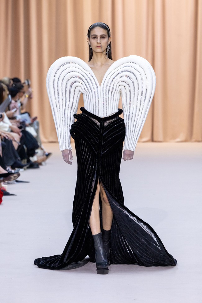 Jean Paul Gaultier menampilkan gaun unik untuk koleksi Couture 2022 dalam fashion show di Paris, Prancis, 6 Juli 2022. Foto: Peter White/Getty Images.