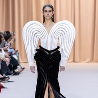 Jean Paul Gaultier menampilkan gaun unik untuk koleksi Couture 2022 dalam fashion show di Paris, Prancis, 6 Juli 2022. Foto: Peter White/Getty Images.