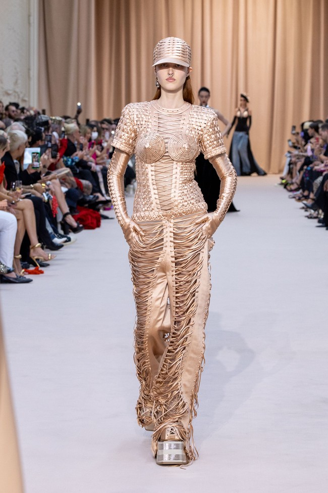 Jean Paul Gaultier menampilkan gaun unik untuk koleksi Couture 2022 dalam fashion show di Paris, Prancis, 6 Juli 2022. Foto: Peter White/Getty Images.