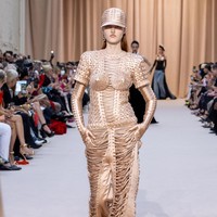 Jean Paul Gaultier menampilkan gaun unik untuk koleksi Couture 2022 dalam fashion show di Paris, Prancis, 6 Juli 2022. Foto: Peter White/Getty Images.