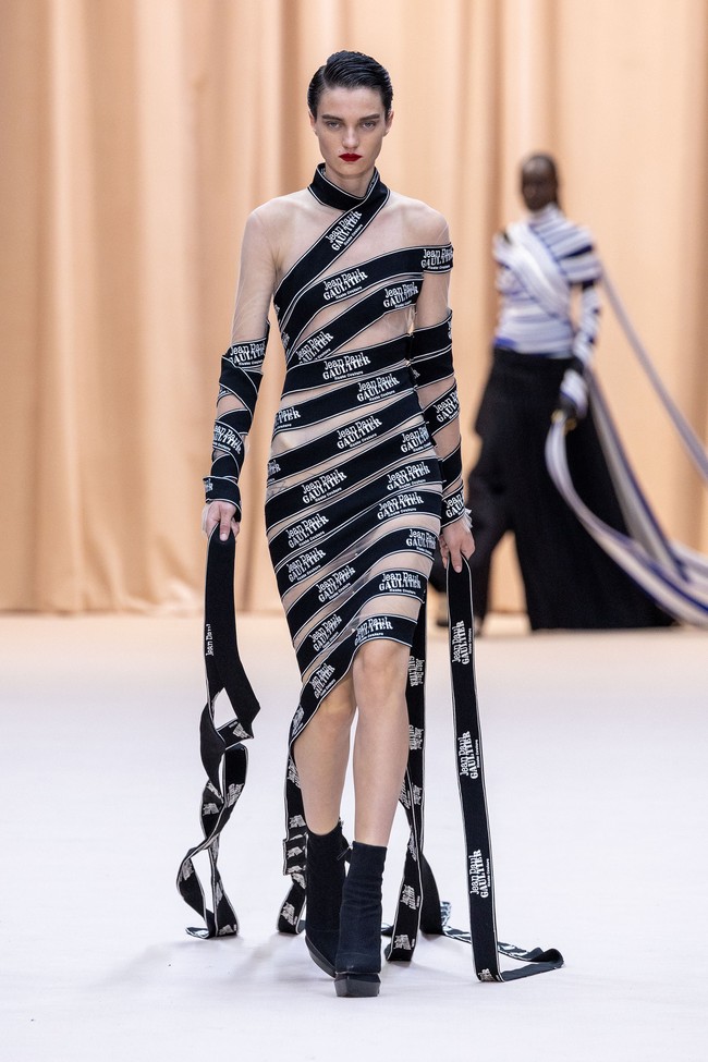 Jean Paul Gaultier menampilkan gaun unik untuk koleksi Couture 2022 dalam fashion show di Paris, Prancis, 6 Juli 2022. Foto: Peter White/Getty Images.