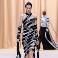 Jean Paul Gaultier menampilkan gaun unik untuk koleksi Couture 2022 dalam fashion show di Paris, Prancis, 6 Juli 2022. Foto: Peter White/Getty Images.