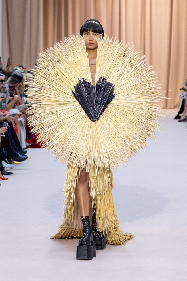 Jean Paul Gaultier menampilkan gaun unik untuk koleksi Couture 2022 dalam fashion show di Paris, Prancis, 6 Juli 2022. Foto: Peter White/Getty Images.