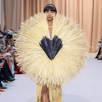 Jean Paul Gaultier menampilkan gaun unik untuk koleksi Couture 2022 dalam fashion show di Paris, Prancis, 6 Juli 2022. Foto: Peter White/Getty Images.