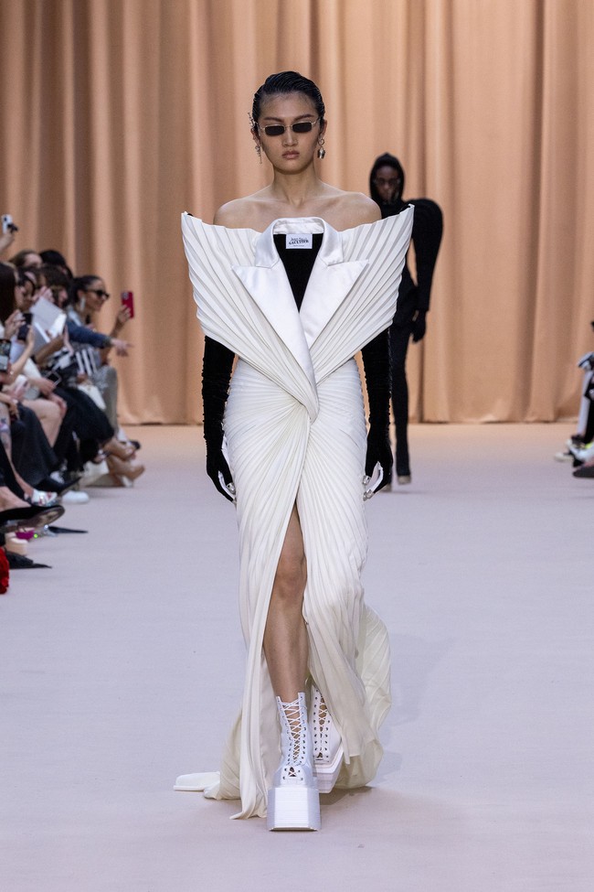 Jean Paul Gaultier menampilkan gaun unik untuk koleksi Couture 2022 dalam fashion show di Paris, Prancis, 6 Juli 2022. Foto: Peter White/Getty Images.