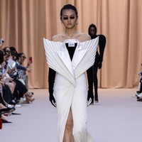 Jean Paul Gaultier menampilkan gaun unik untuk koleksi Couture 2022 dalam fashion show di Paris, Prancis, 6 Juli 2022. Foto: Peter White/Getty Images.