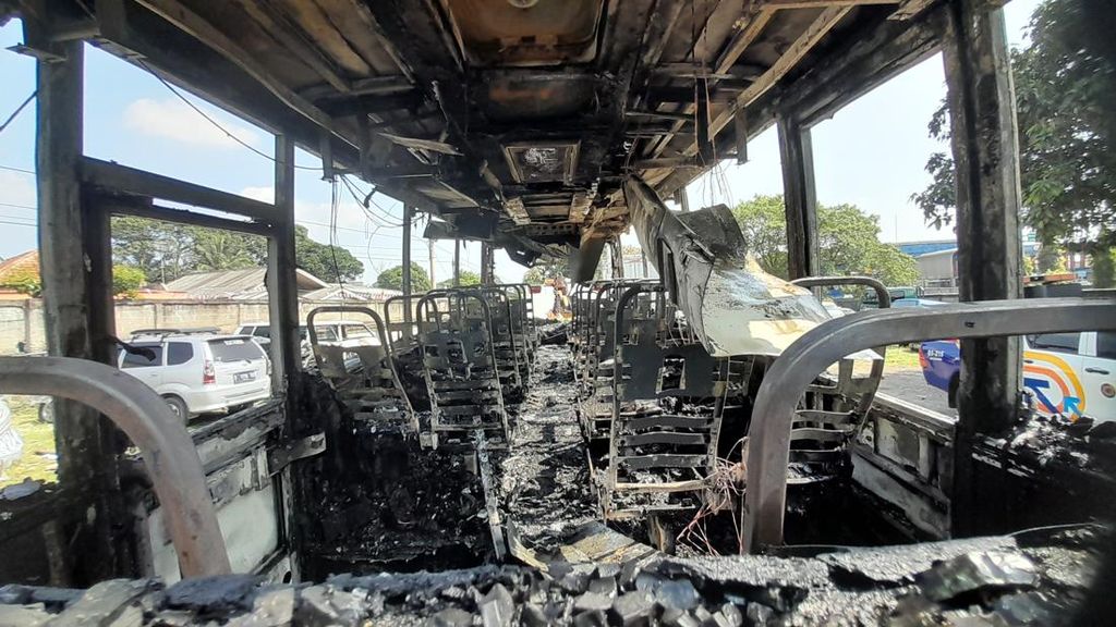 Detik-detik Mencekam Saat Bus AKAP di Tol Jagorawi Bogor Terbakar