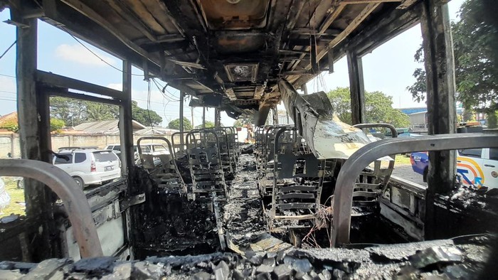 Kondisi bus yang tebakar di Tol Jagorawi, Ciawi Bogor