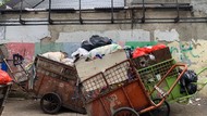 Sampah di Jalanan Kramat Jakpus Dibuang Saat Malam, Diangkut Truk Pagi