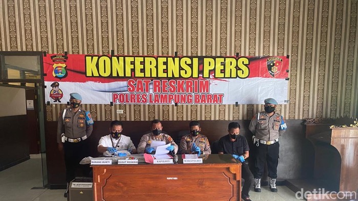 Polisi saat mengumumkan tersangka penganiayaan (Tommy/detikSumut)