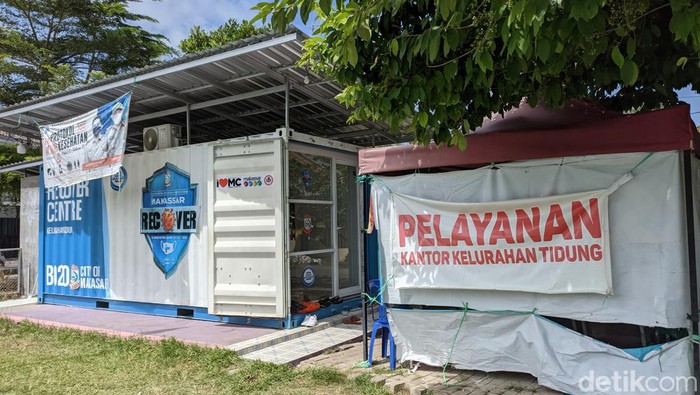Kontainer yang jadi kantor sementara Kelurahan Tidung di Makassar.