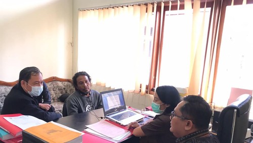 Proses pelimpahan tahap dua tersangka dugaan korupsi anggaran solar di DLHK Denpasar, Selasa (9/8/2022)