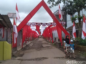Keren! Warga Tasik Sulap Jalan Rusak Jadi Lorong Merah Putih