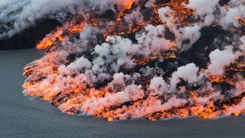 Foto drone memperlihatkan lelehan lava yang mengalir dari Gunung Berdarbunga di Islandia pada September 2014 lalu. (Bernard Meric/AFP/Getty Images)