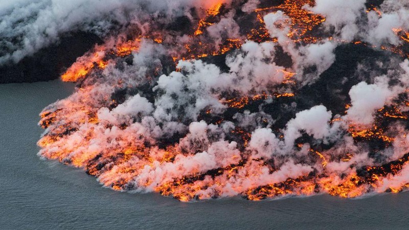 Dalam jepretan kamera lelehan lava yang mengalir keluar dari kawah gunung berapi terlihat sangat indah. Yauk, intip lansekap foto-fotonya.