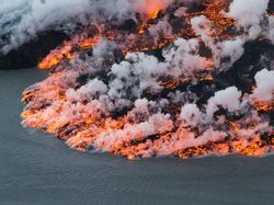 Memotret Lelehan Lava, Cantik di Kamera Tapi Menantang Maut
