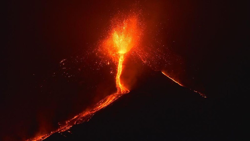 Dalam jepretan kamera lelehan lava yang mengalir keluar dari kawah gunung berapi terlihat sangat indah. Yauk, intip lansekap foto-fotonya.