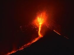 Memotret Lelehan Lava, Cantik di Kamera Tapi Menantang Maut