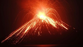 Nah, dari Indonesia ada lansekap lelehan lava di Gunung Anak Krakatau pada Juli 2018 lalu.  (Ferdi Awed/AFP/Getty Images)