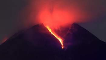 Masih dari Indonesia, kali ini ada aliran lava dari kawah Gunung Merapi yang terjadi baru-baru ini pada 11 Maret 2022 lalu. (Devi Rahman/AFP/Getty Images)