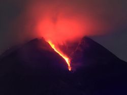 Memotret Lelehan Lava, Cantik di Kamera Tapi Menantang Maut