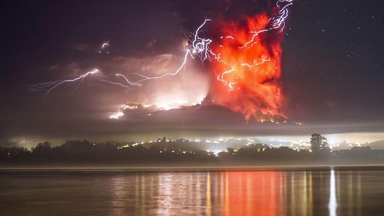 Dalam jepretan kamera lelehan lava yang mengalir keluar dari kawah gunung berapi terlihat sangat indah. Yauk, intip lansekap foto-fotonya.