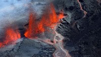Dalam jepretan kamera lelehan lava yang mengalir keluar dari kawah gunung berapi terlihat sangat indah. Yauk, intip lansekap foto-fotonya.